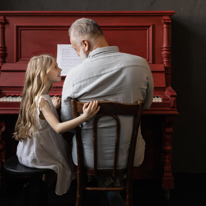 Foto Kind und Mann am Klavier